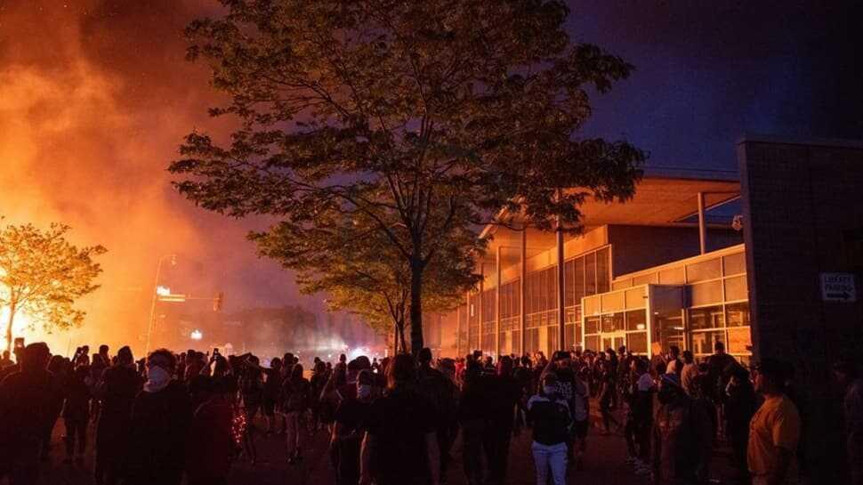 George Floyd'un polis şiddeti ile öldüğü Minneapolis'te sokağa çıkma yasağı ilan edildi