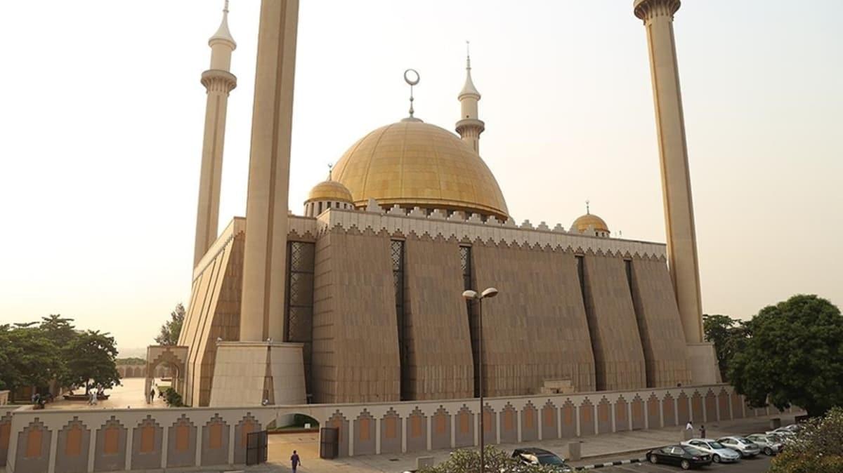 Nijerya'da koronavirs nedeniye kapatlan cami ve kiliseler yeniden ald