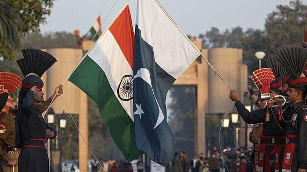 Pakistan, Hindistan'n iki diplomatn "istenmeyen adam" ilan etmesini knad