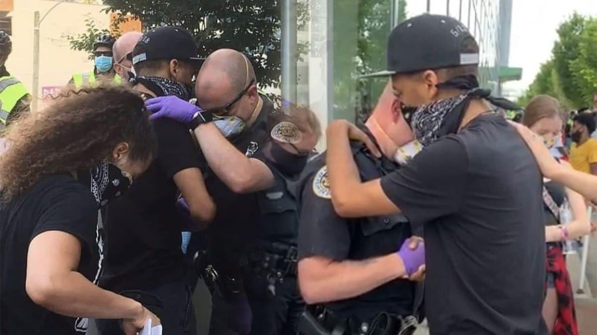 Geogle Floyd gsterilerinde ABD'de polisi ve eylemci el ele dua etti