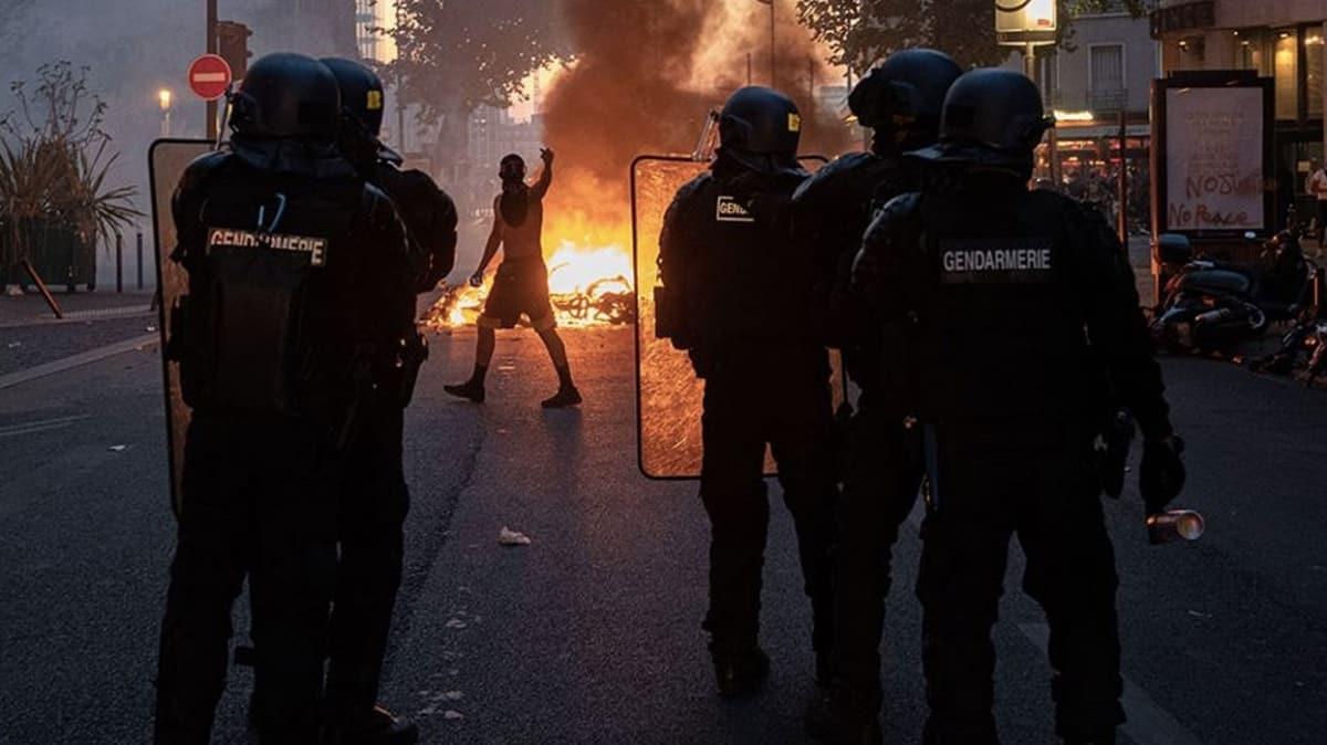 Paris'te dn dzenlenen gsterilerde polis iddeti protesto edildi: 18 gzalt