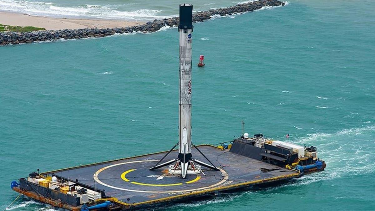 SpaceX'in tarihi frlat gerekletiren yeniden kullanlabilir Falcon 9 roketi karaya ulat
