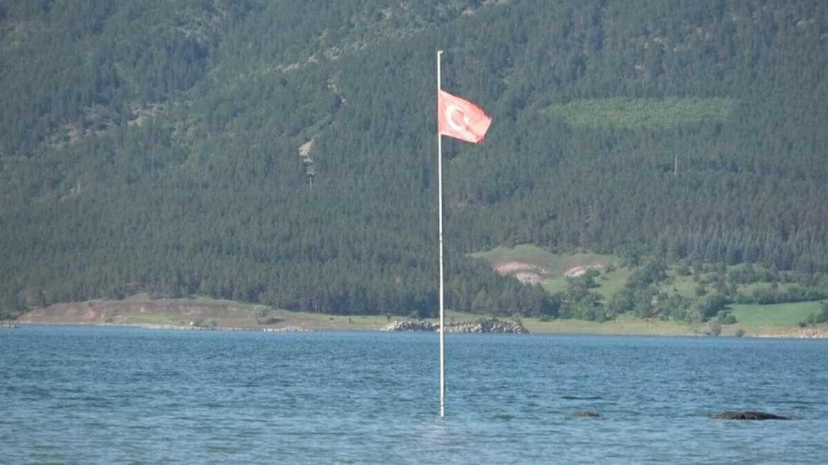 Sular ykseldi, sadece Trk bayra su yzeyinde kald