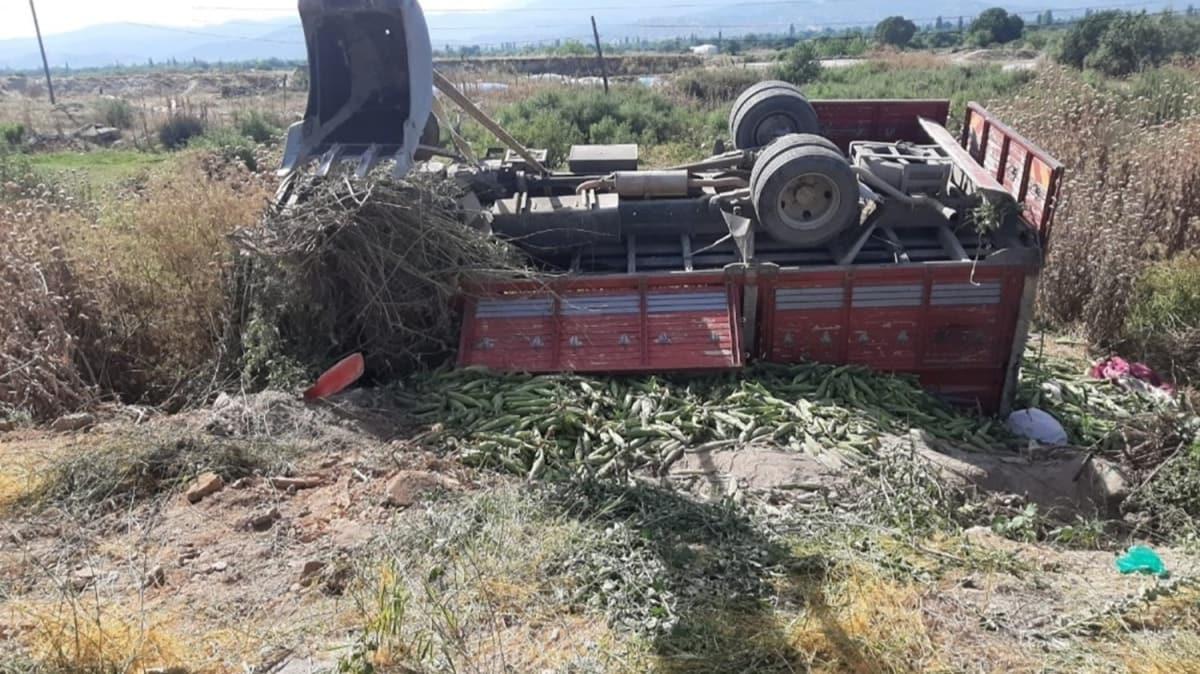 Tarm iilerini tayan kamyonet devrildi: 2 l, 8 yaral