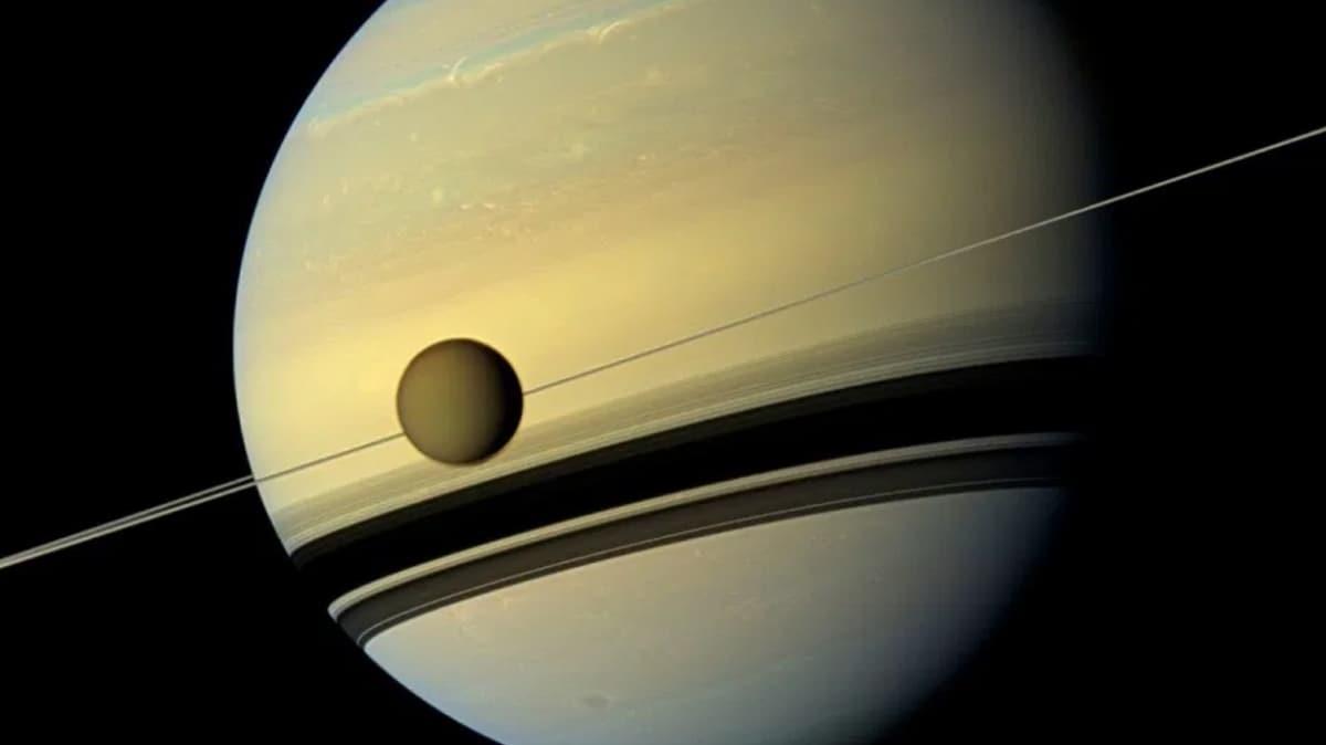 Titan, Satrn'den sanlandan 100 kat daha hzla uzaklat gzlemlendi