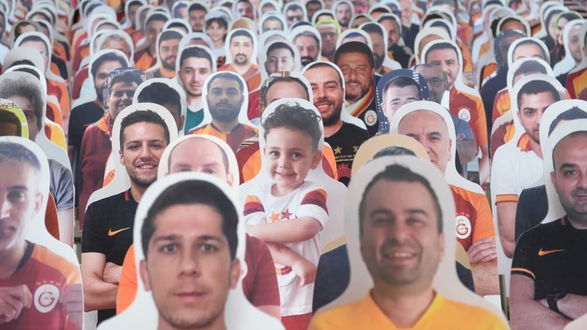 Galatasaray, karton taraftarlar tribnlere yerletirmeye balad