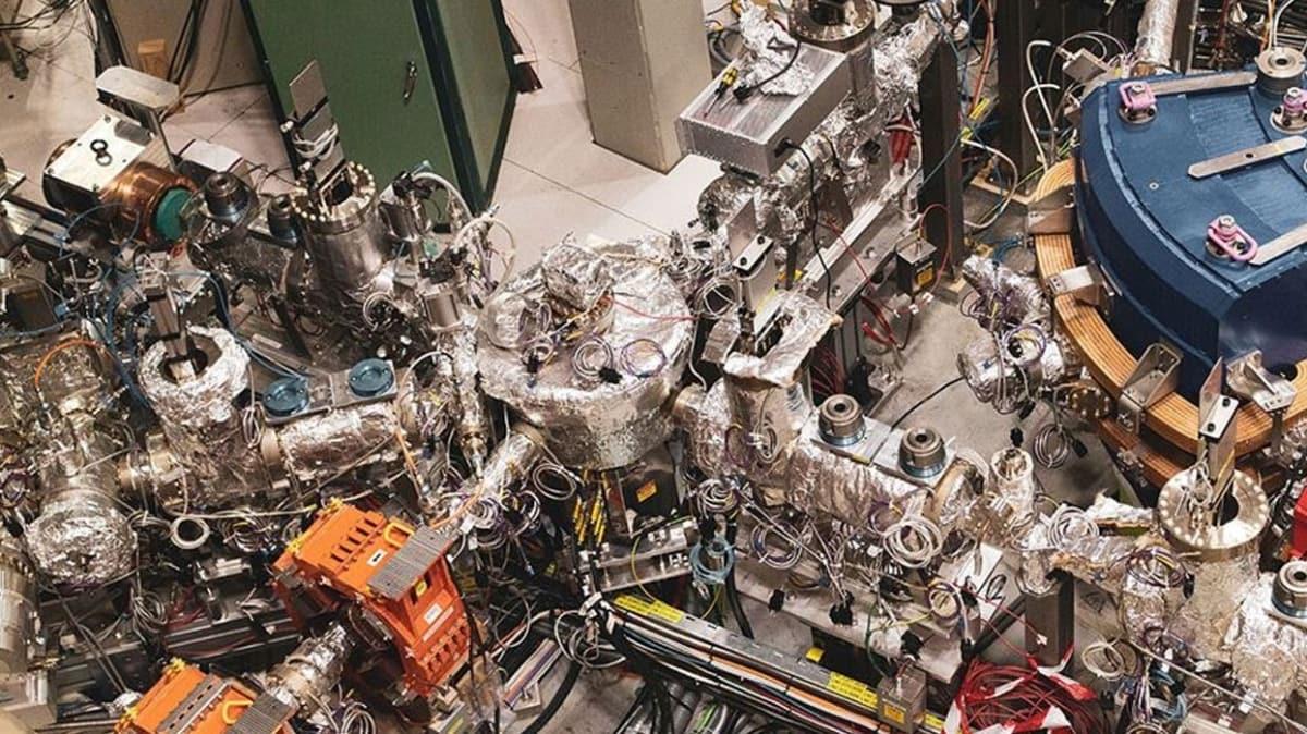 CERN'de Byk Hadron arptrcs ile yaplan deneylerde 'st kuark' ad verilen atom alt parack tr ortaya karld