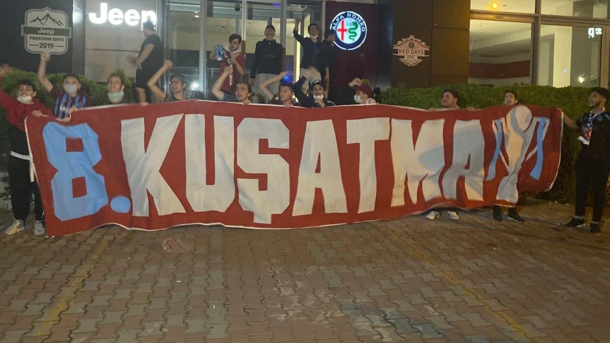 Trabzonspor, İstanbul'u salladı! Bordo-mavili kafile konaklayacağı otele geldi