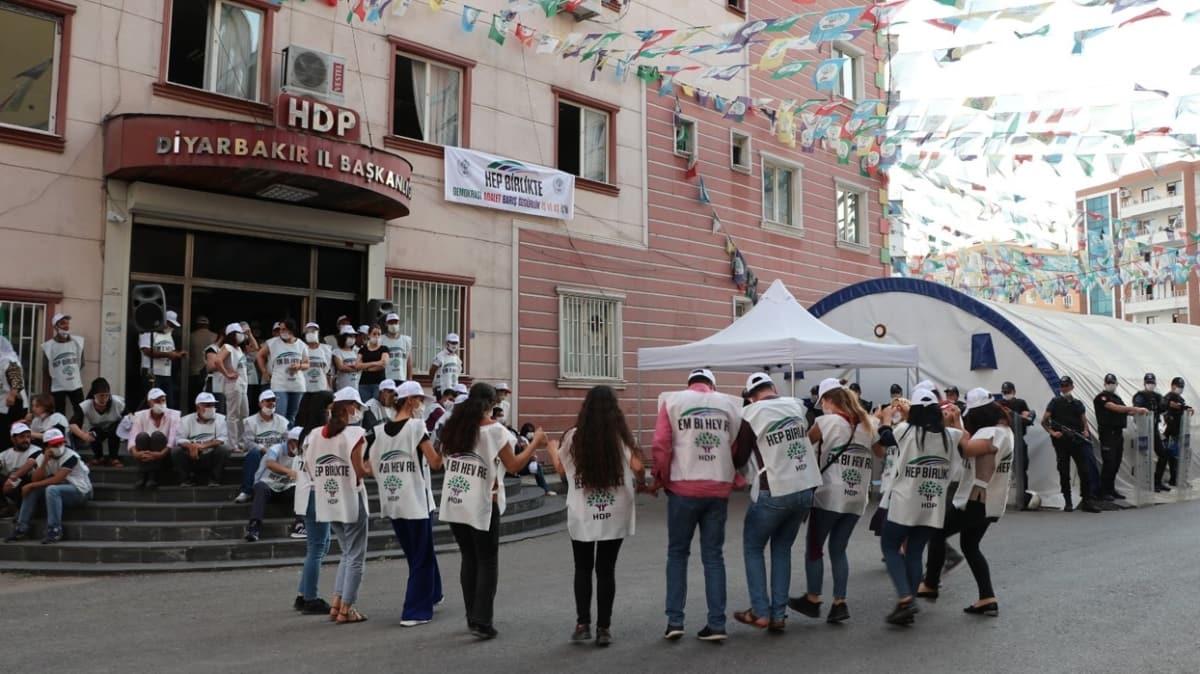 HDP'li gruptan Diyarbakr annelerine hakaret gibi etkinlik... adrn nnde halay ektiler!