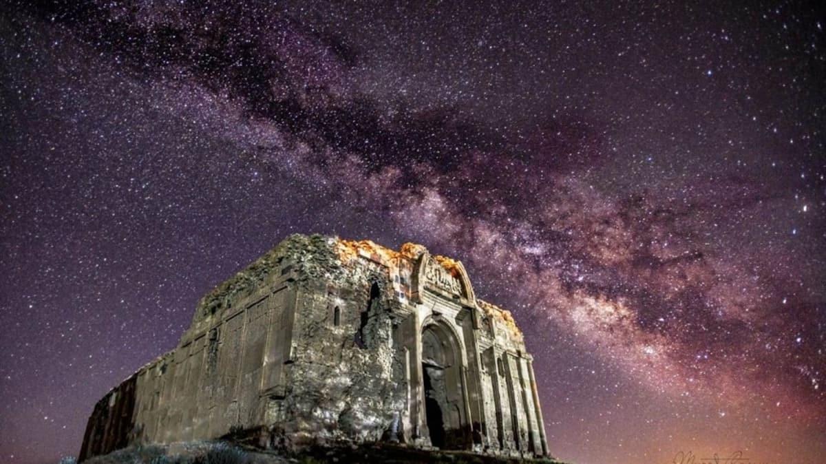 Bin 700 yllk kilise, ilk kez gece fotorafland