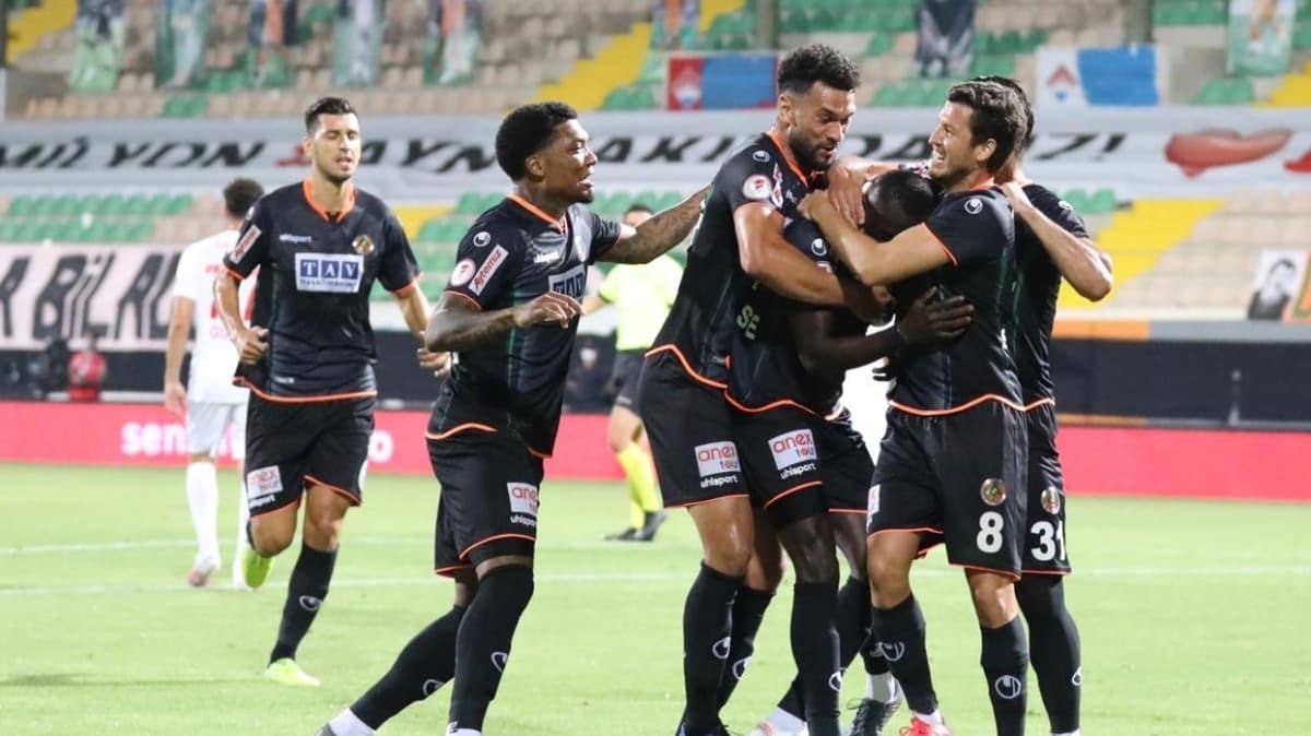 Alanyaspor konuk ettii Antalyaspor'u 4-0 yenip kupada adn finale yazdrd