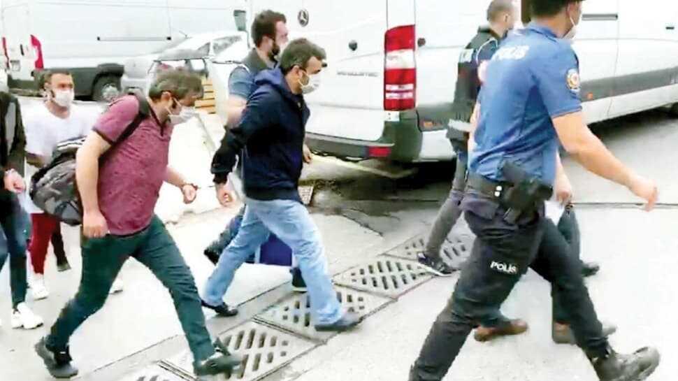 Gümrükçülere kitap arasından rüşvet
