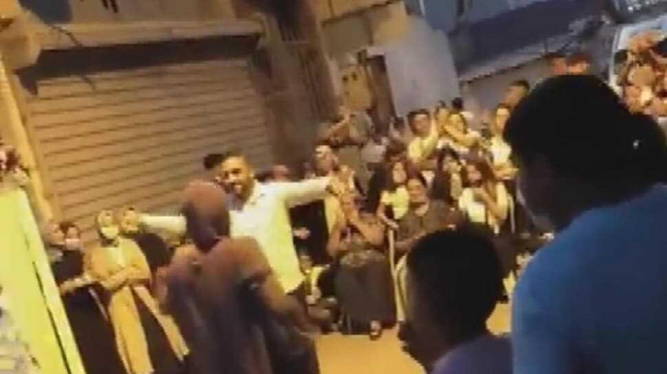 Sosyal mesafeye uymadan nişanda eğlendiler
