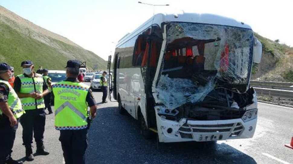 Kocaeli'de işçi midibüsü kamyona çarptı: 13 yaralı