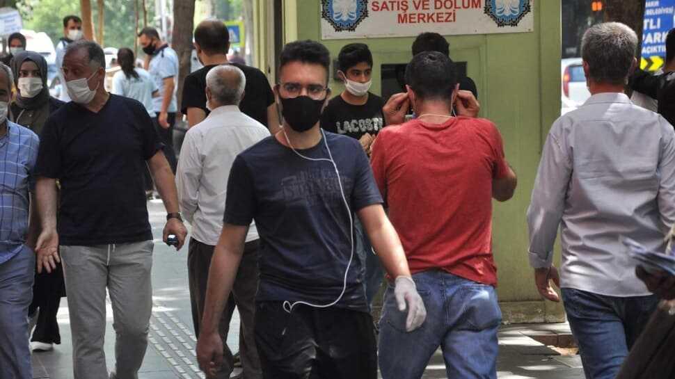 Uzmanlar uyardı: Siyah maskenin koruyuculuğu yok! Siyah maske egzama sebebi olabilir