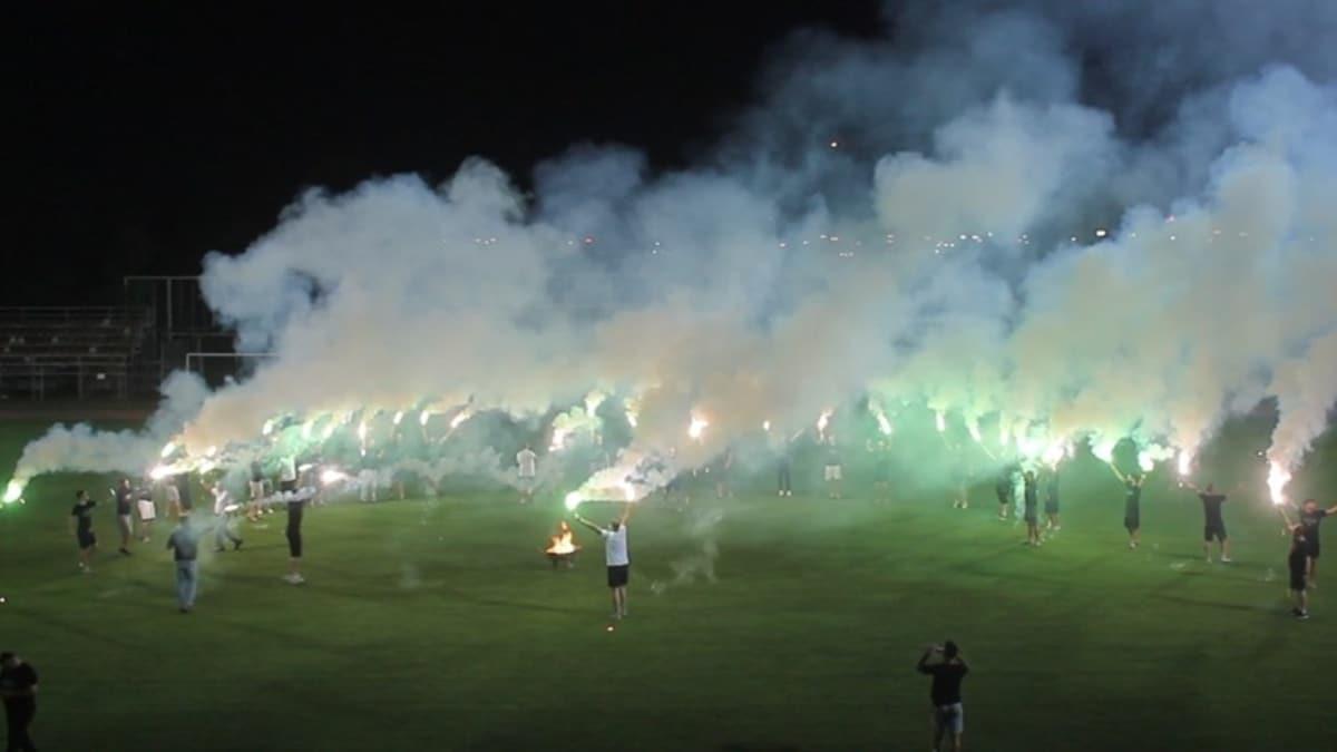 Futbolcular, TFF'nin alt liglerle ilgili kararn sahada meale yakarak kutlad