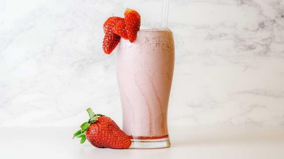 Evde bulunan malzemelerle kolay çilekli milkshake tarifi! Çilekli milkshake nasıl yapılır"