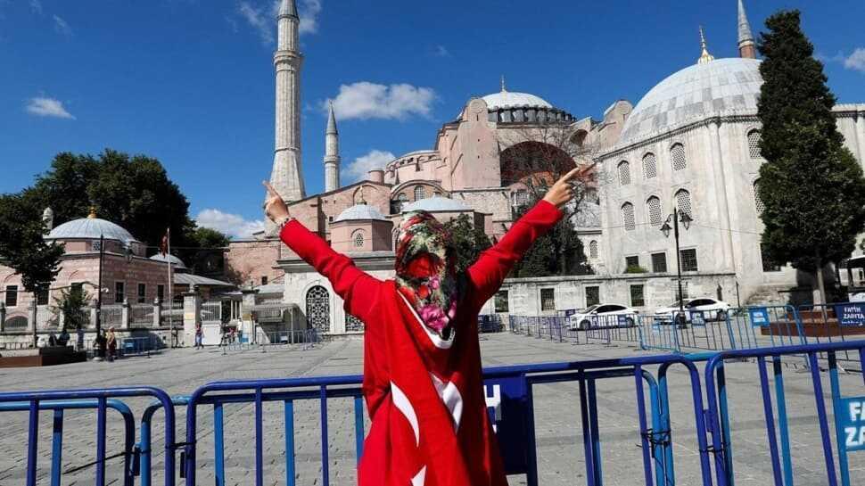 Danıştay'ın 'Ayasofya' kararı sevinçle karşılandı: Türk bayraklarını alıp meydana geldiler