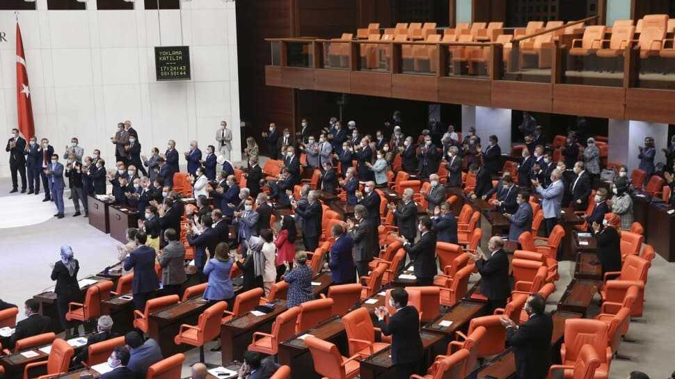 Ayasofya'nın ibadete açılması kararı TBMM Genel Kurulunda okundu... Milletvekilleri ayakta alkışladı