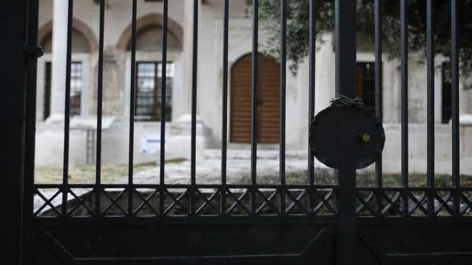 Ya bar ya da sinema yaptılar... Olmadı kilit vurdular! Yunanistan'daki camileri böyle tahrip ettiler