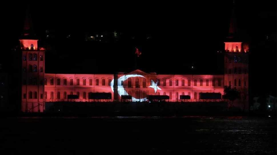 Türkiye'de ilk kez 200 drone ile gösteri! İletişim Başkanlığı'ndan hafızalara kazınan 15 Temmuz programı