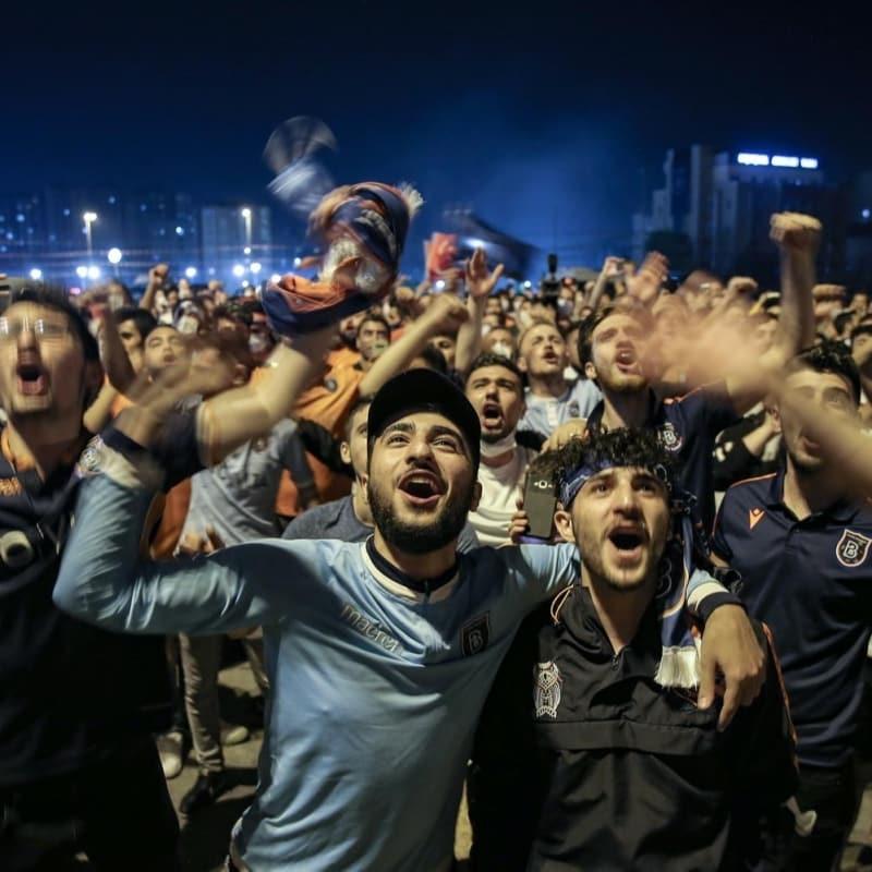 Başakşehir taraftarı şampiyonluğu Taksim'de kutladı