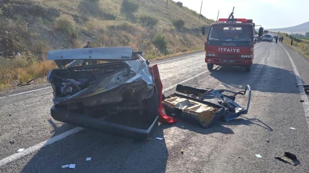 Kayseri'de feci kaza: Otomobil ikiye blnd