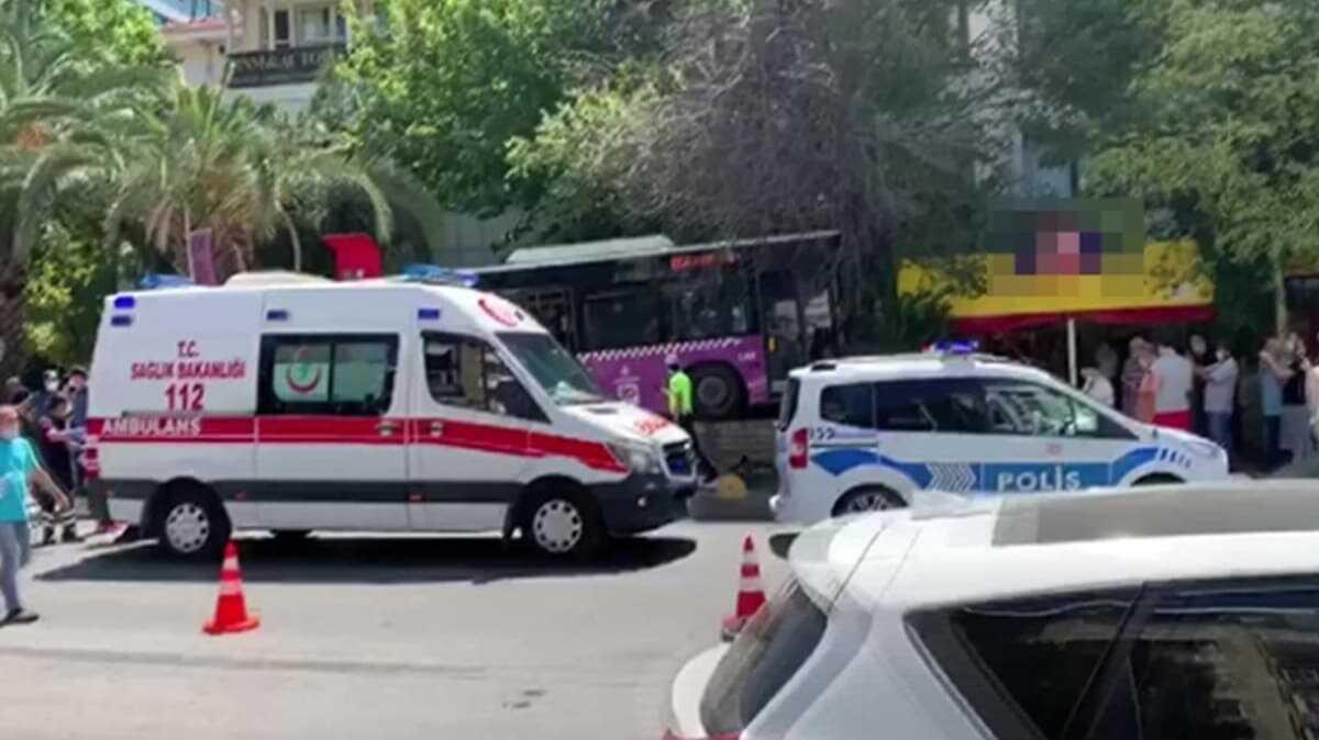 Kadıköy'de halk otobüsü markete daldı: 4 yaralı