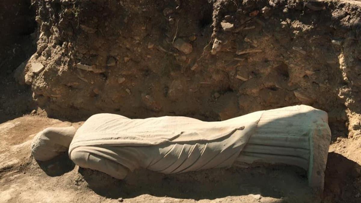 Perge'de, 1700 yllk kadn heykeli bulundu