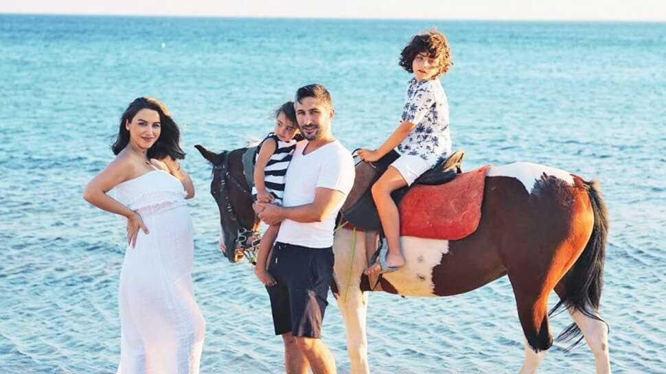 Yağmur Sarıoğlu'ndan eşi Sabri Sarıoğlu ve çocuklarıyla hamilelik pozu!