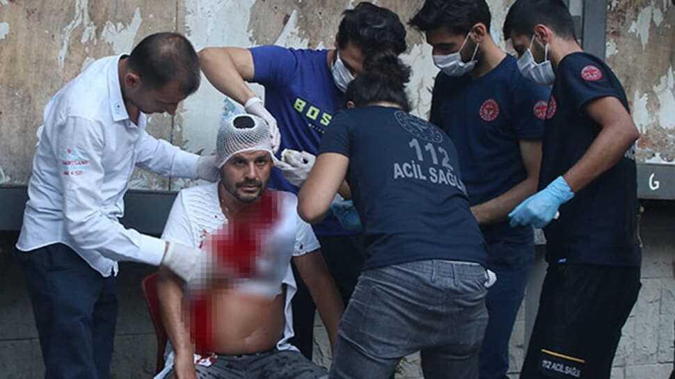 Taksim'de değnekçi terörü! Para vermeyi reddeden sürücüyü bıçakladı