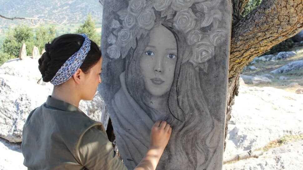 Burdur'da yaşayan ressam, yeteneğini dağlara taşlara yansıttı