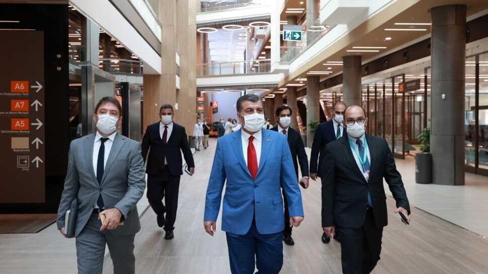 Bakan Koca, Başakşehir Çam ve Sakura Şehir Hastanesini ziyaret etti