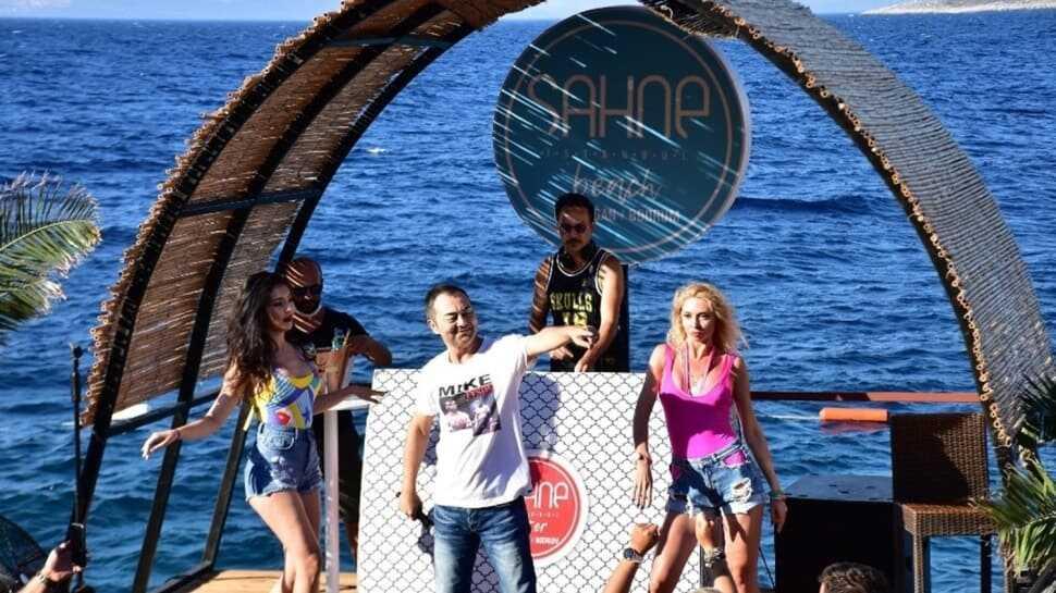 Serdar'dan şarkılı mesaj... "Mesafe"li konser