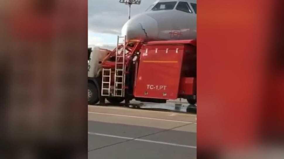 Rusya'da bir tanker havaalanında uçakla çarpıştı, faciadan kıl payı dönüldü
