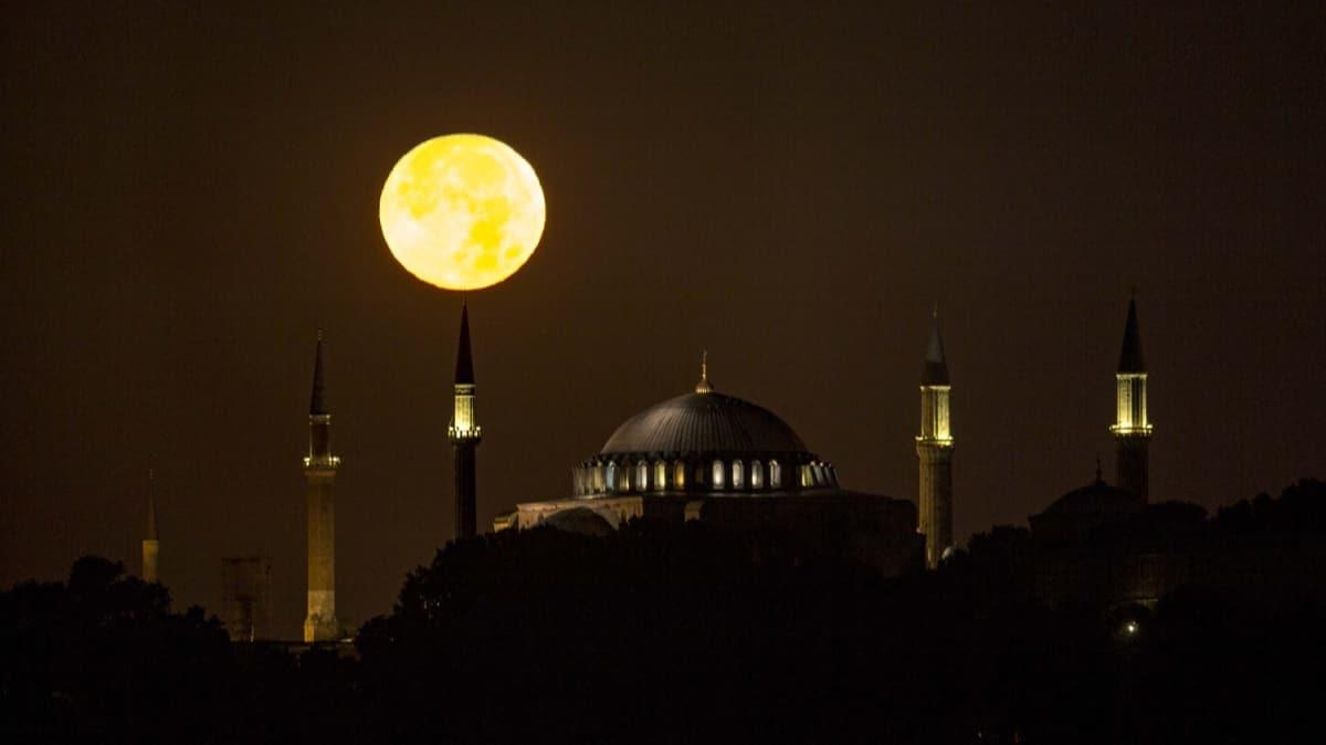 İstanbul'da fotoğrafçılar uyumadı... Dün gece gözler gökyüzündeydi