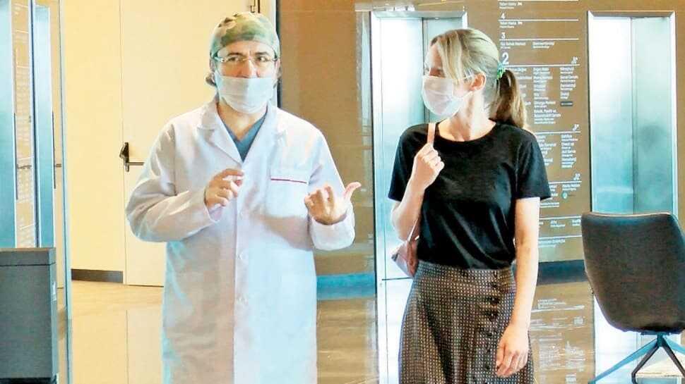 Tedavi için Türkiye'yi seçti! Robotik böbrek nakliyle iyileşti