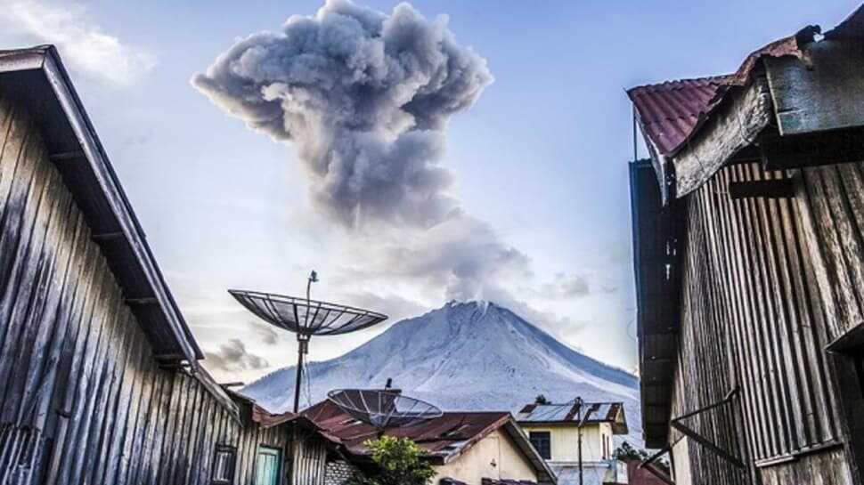Sinabung Yanardağı'nda patlama: Dumanlar 2 bin metreye yükseldi