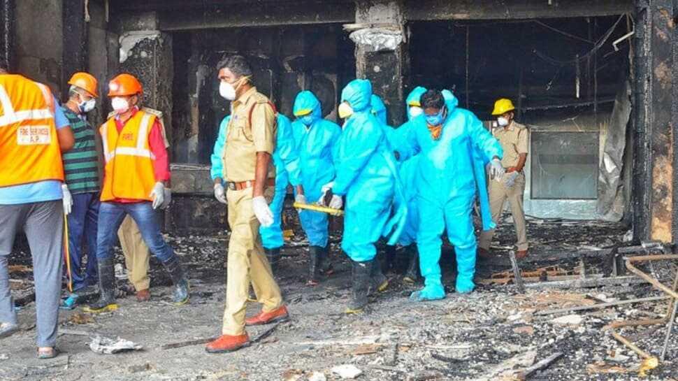 Hindistan'da korona otelinde yangın: 11 ölü