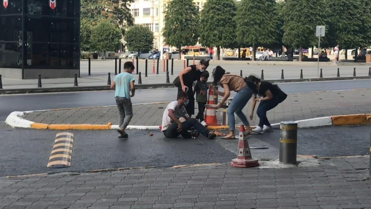 Taksim Meydan'nda ahlaksz oyun: Baylma numaras yapp insanlardan para koparmaya alt