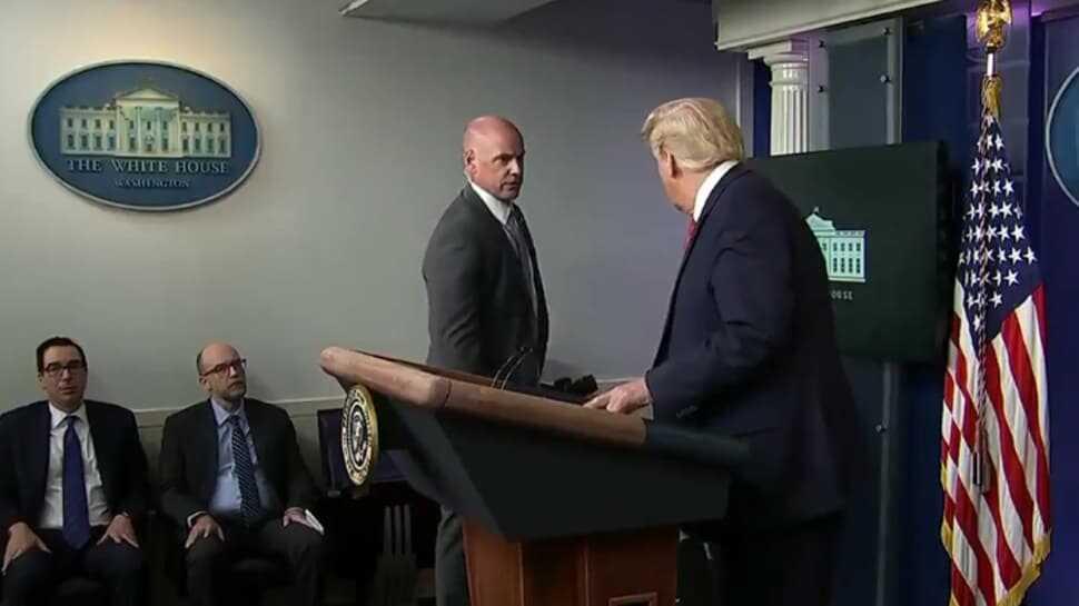 Son dakika... Trump basın toplantısı sırasında güvenlik ekibi tarafından dışarı çıkarıldı