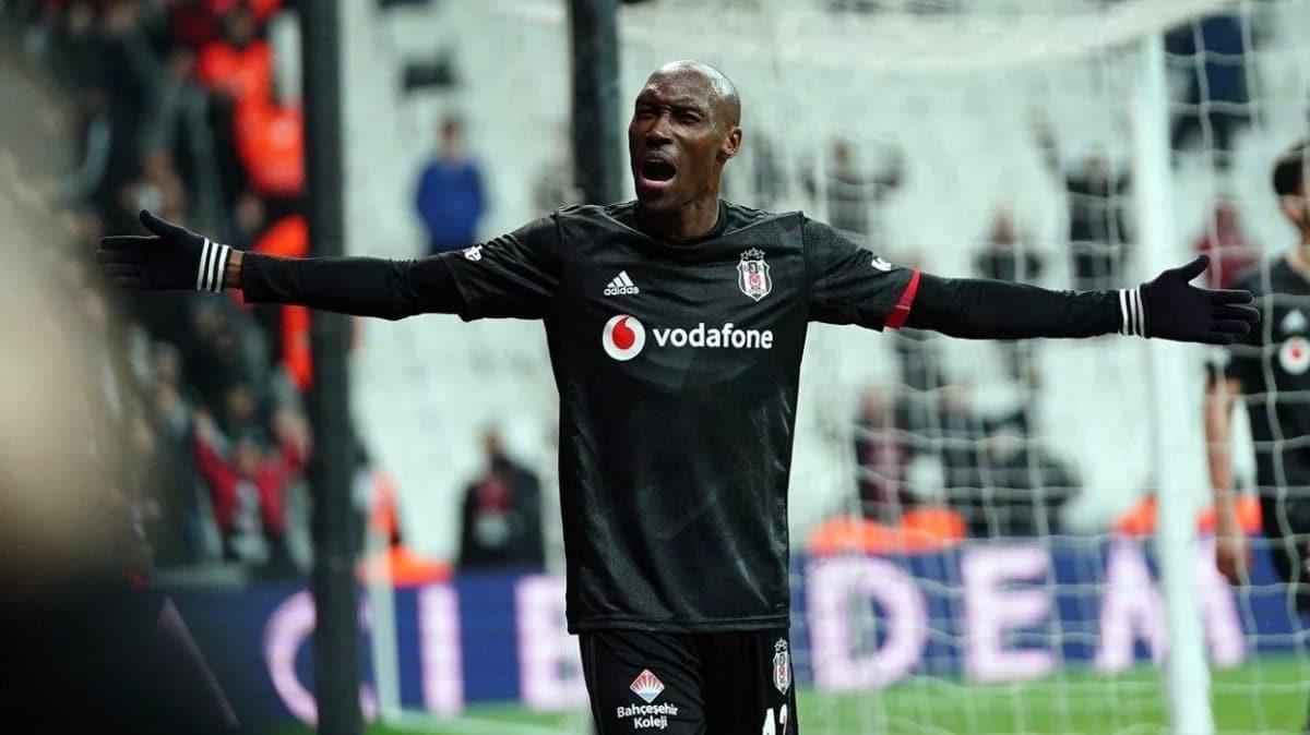 Beşiktaş Atiba Hutchinson ile 1 yıl daha devam dedi