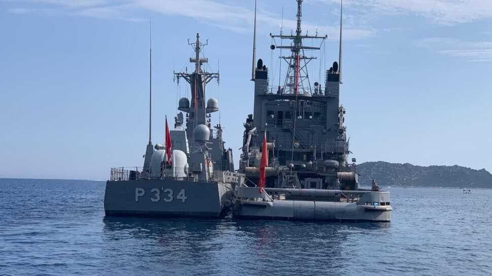 Türk ve Yunan fırkateynlerinin Meis Adası önünde bekleyişi sürüyor