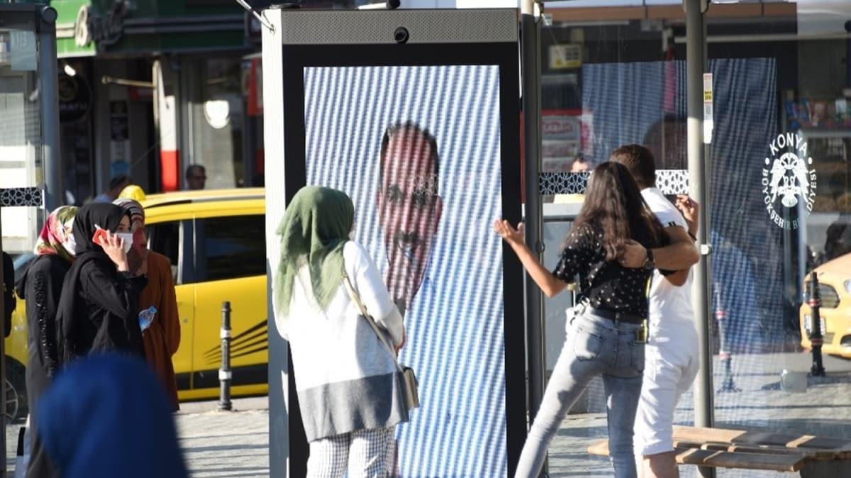 Konya'da otobs durandaki dijital ekrandaki canl kamera sistemi ile vatandalara maske ve mesafe uyars