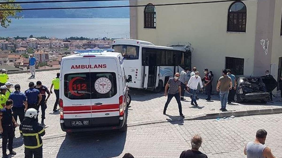 Kocaeli'de jandarma servisi kaza yapt: 1'i ar 17 asker yaral