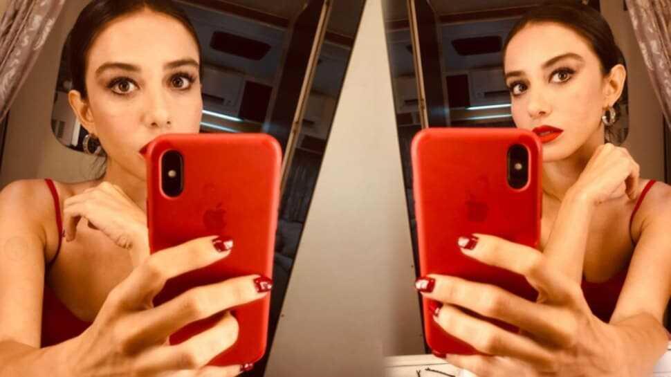 Bay Yanlış'ın Ezgi'si Özge Gürel'den set pozları