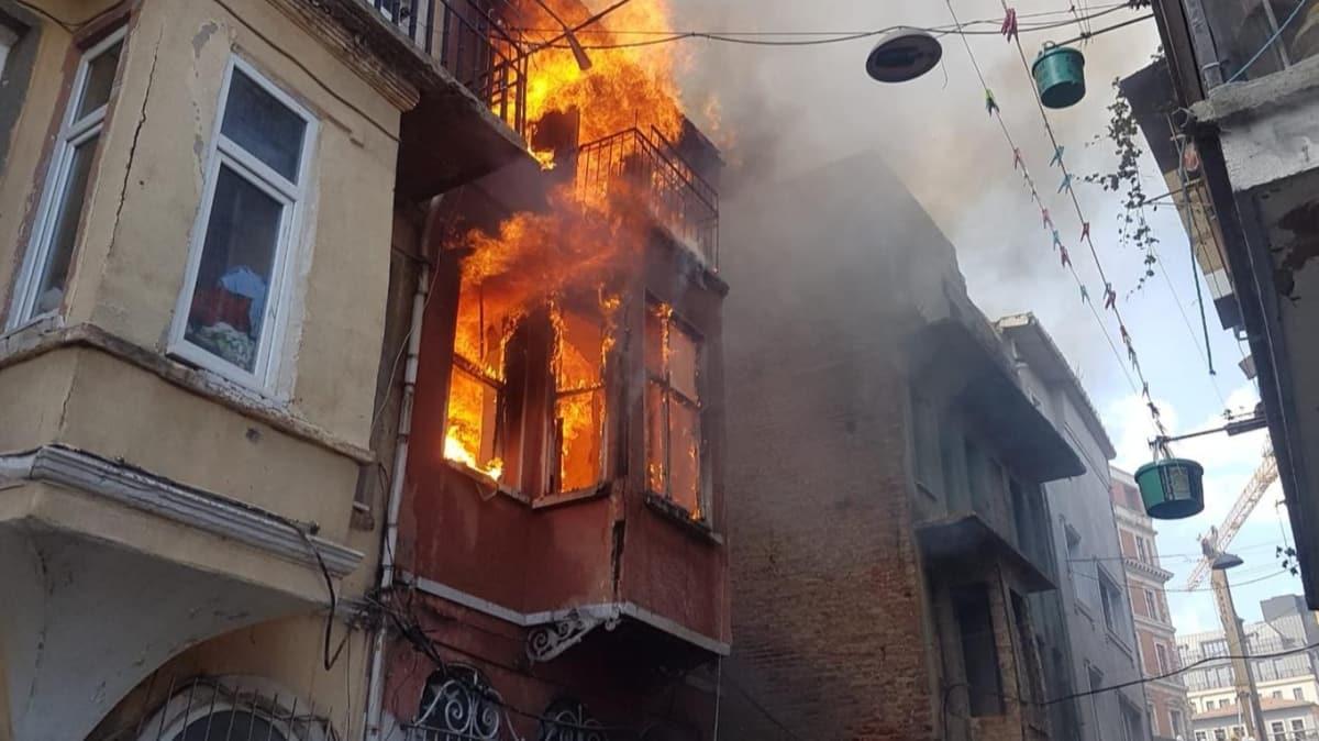 Beyolu'nda yangn panii, mahalleli kendini sokaa att