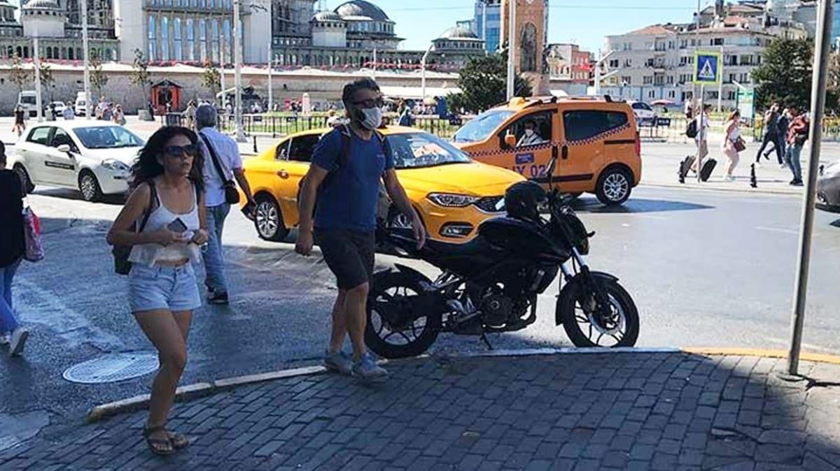 Taksim'de isyan ettiren grnt: Motosikletler yaya alanlarn igal ediyor
