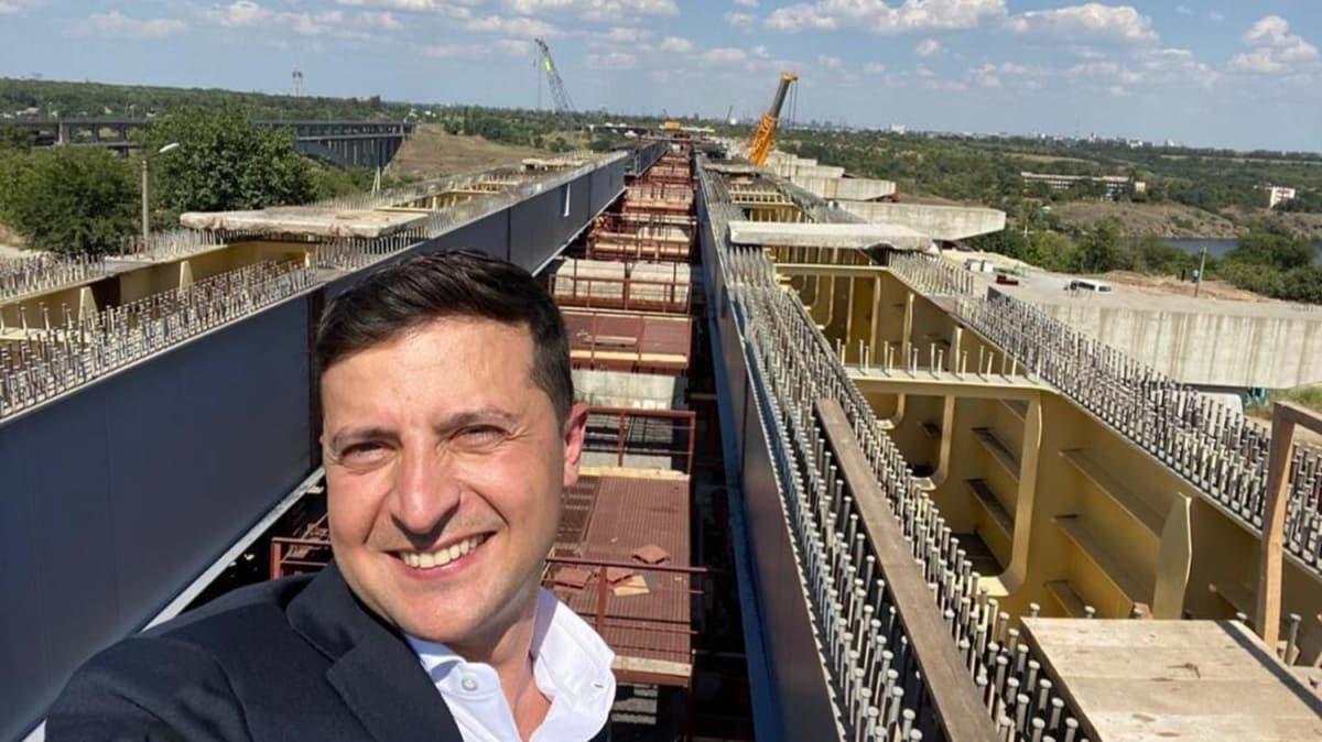 Ukrayna Devlet Bakan Zelenskiy'den Trk irketinin yapt kpr inaatnda 'selfie'