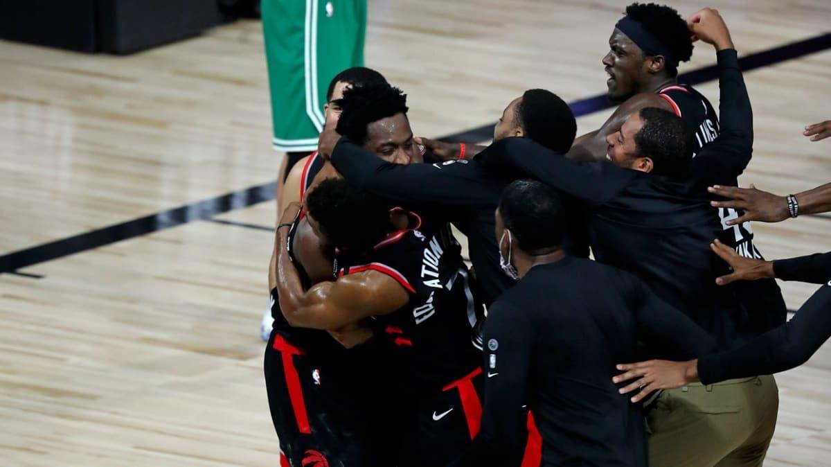 Toronto Raptors son saniye basketiyle seriyi 2-1'e getirdi